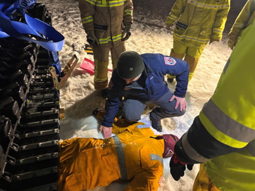 Ambulance Victoria Paramedic explains what needs to be done to extract the casualty.